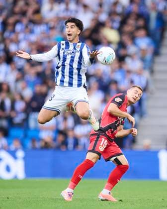 October 5, 2025, San Sebastian, Guipuzcoa, SPAIN: Carlos Soler of Real Sociedad competes for the ball with Jorge de Frutos of Rayo Vallecano during the LaLiga EA Sports match between Real Sociedad and Rayo Vallecano at Anoeta on October 5, 2025, in San Sebastian, Spain. San Sebastian SPAIN - ZUMAa181 20251005_zaa_a181_176 Copyright: xRicardoxLarreinax