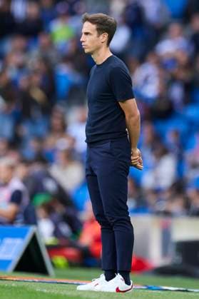 October 5, 2025, San Sebastian, Guipuzcoa, SPAIN: Inigo Perez head coach of Rayo Vallecano looks on during the LaLiga EA Sports match between Real Sociedad and Rayo Vallecano at Anoeta on October 5, 2025, in San Sebastian, Spain. San Sebastian SPAIN - ZUMAa181 20251005_zaa_a181_177 Copyright: xRicardoxLarreinax