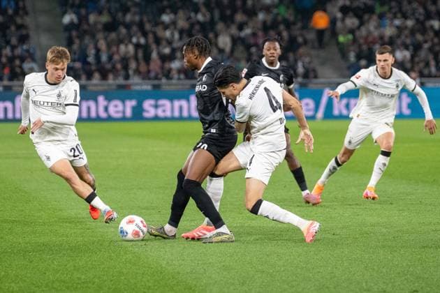 05 10 2025, Soccer 1 Bundesliga, Season 2025 2026, 06 Matchday, Borussia Moenchengladbach SC Freiburg at Borussia Park in Moenchengladbach duel between Luca Netz Borussia Moenchengladbach, 20 , Junior Adamu SC Freiburg, 20 and Kevin Diks Borussia Moenchengladbach, 04 Important note In accordance with the regulations of the DFL German Football League and the DFB German Football Association, it is prohibited to utilize or have utilized photographs taken in the stadium or of the match in the form of sequential images or video-like photo series Foto Kirchner Media Thomas Haesler Copyright: xKirchner-Media ThomasxHaeslerx