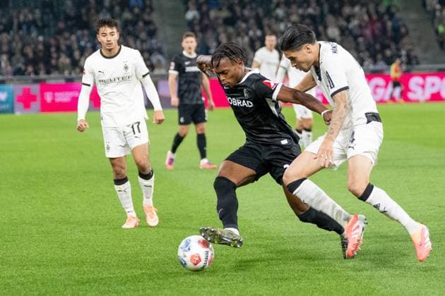 05 10 2025, Soccer 1 Bundesliga, Season 2025 2026, 06 Matchday, Borussia Moenchengladbach SC Freiburg at Borussia Park in Moenchengladbach duel between Luca Netz Borussia Moenchengladbach, 20 and Kevin Diks Borussia Moenchengladbach, 04 Important note In accordance with the regulations of the DFL German Football League and the DFB German Football Association, it is prohibited to utilize or have utilized photographs taken in the stadium or of the match in the form of sequential images or video-like photo series Foto Kirchner Media Thomas Haesler Copyright: xKirchner-Media ThomasxHaeslerx