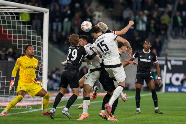 Mönchengladbach, Germany, 05 10 25 Philipp Treu SC Freiburg and Haris Tabakovic Borussia Mönchengladbach fighting for the ball during the Bundesliga match between Borussia Mönchengladbach vs SC Freiburg at Borussia Park Mönchengladbach Stadion im Borussia Park North Rhine Westphalia Germany Copyright: xBrauer-Fotoagenturx xAdrianxSchlx