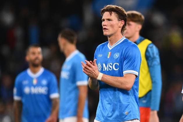 SSC Napoli v Genoa CFC - Serie A Scott Mctominay of S.S.C. Napoli greets the fans at the end of the match during the 6th day of the Serie A Championship between S.S.C. Napoli and Genoa C.F.C. at the Diego Armando Maradona Stadium in Naples, Italy, on October 5, 2025. Naples Italy Italy  Copyright: xDomenicoxCippitellix originalFilename:cippitelli-sscnapol251005_npS9N.jpg