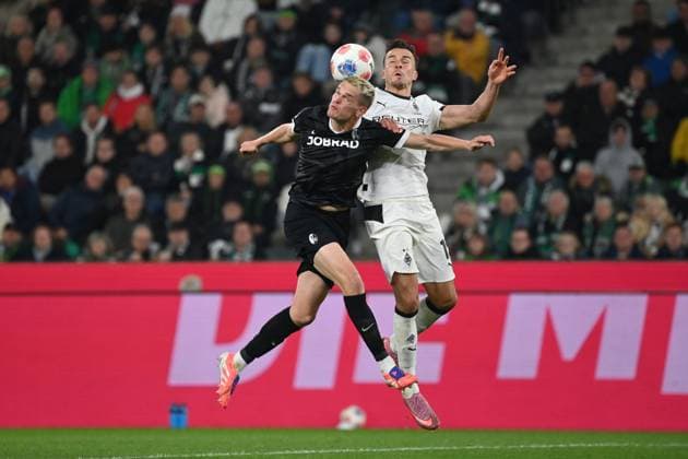 Matthias Ginter SC Freiburg , li , against Haris Tabakovic Borussia Moenchengladbach 05 10 2025, Soccer 1 Bundesliga, Season 2025 2026, 6 Matchday, Borussia Mönchengladbach SC Freiburg DFL regulations prohibit any use of photographs as image sequences and or quasi video Moenchengladbach Borussia Park Nordrhein Westfalen Germany Team2