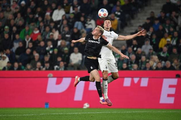 Matthias Ginter SC Freiburg , li , against Haris Tabakovic Borussia Moenchengladbach 05 10 2025, Soccer 1 Bundesliga, Season 2025 2026, 6 Matchday, Borussia Mönchengladbach SC Freiburg DFL regulations prohibit any use of photographs as image sequences and or quasi video Moenchengladbach Borussia Park Nordrhein Westfalen Germany Team2