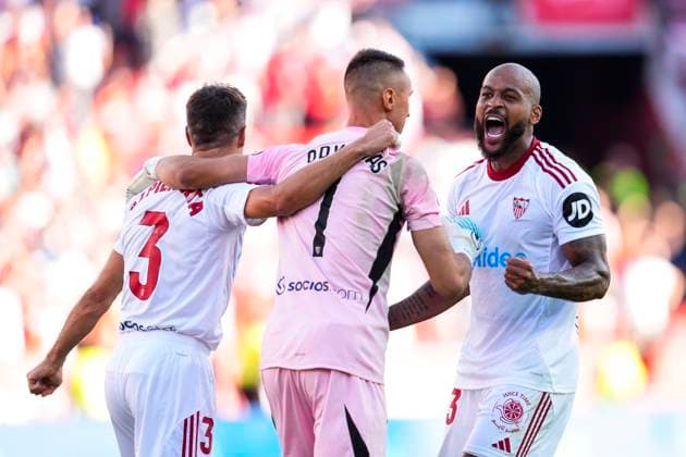 October 5, 2025, Sevilla, Sevilla, SPAIN: Marcos do Nascimento Teixeira Marcao of Sevilla FC gestures during the Spanish league, LaLiga EA Sports, football match played between Sevilla FC and FC Barcelona, Barca at Ramon Sanchez-Pizjuan stadium on October 5, 2025, in Sevilla, Spain. Sevilla SPAIN - ZUMAa181 20251005_zaa_a181_206 Copyright: xJoaquinxCorcherox