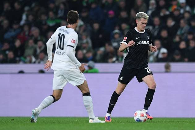 Soccer 1 Bundesliga 6 Matchday Borussia Mönchengladbach SC Freiburg on 05 10 2025 at Borussia Park in Mönchengladbach Florian Neuhaus Mönchengladbach , left Matthias Ginter Freiburg , right DFL regulations prohibit any use of photographs as image sequences and or quasi video xRx