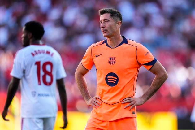 October 5, 2025, Sevilla, Sevilla, SPAIN: Robert Lewandowski of FC Barcelona, Barca laments during the Spanish league, LaLiga EA Sports, football match played between Sevilla FC and FC Barcelona at Ramon Sanchez-Pizjuan stadium on October 5, 2025, in Sevilla, Spain. Sevilla SPAIN - ZUMAa181 20251005_zaa_a181_208 Copyright: xJoaquinxCorcherox