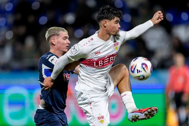 v li Paul Hennrich TSG II, 11 , Mirza Catovic VfB II, 5 , duel, duel, tackle, tackling, dynamics, action, action, 05 10 2025, Sinsheim Germany , Football, 3 Liga, TSG 1899 Hoffenheim II VfB Stuttgart II, DFB DFL REGULATIONS PROHIBIT ANY USE OF PHOTOGRAPHS AS IMAGE SEQUENCES AND OR QUASI VIDEO xozx