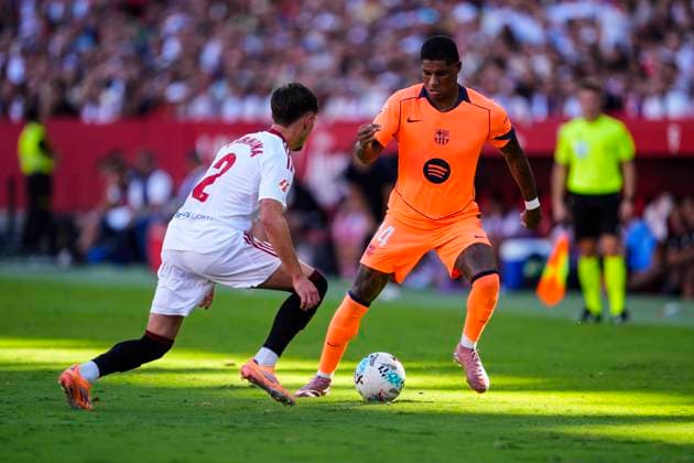 October 5, 2025, Sevilla, Sevilla, SPAIN: Marcus Rashford of FC Barcelona, Barca and Jose Angel Carmona of Sevilla FC in action during the Spanish league, LaLiga EA Sports, football match played between Sevilla FC and FC Barcelona at Ramon Sanchez-Pizjuan stadium on October 5, 2025, in Sevilla, Spain. Sevilla SPAIN - ZUMAa181 20251005_zaa_a181_221 Copyright: xJoaquinxCorcherox