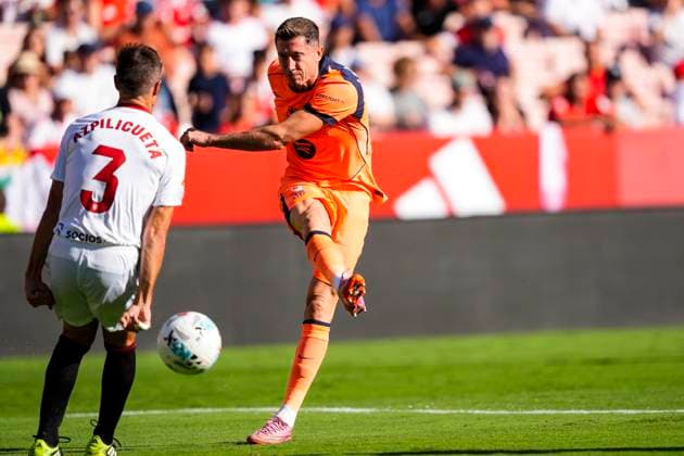 October 5, 2025, Sevilla, Sevilla, SPAIN: Robert Lewandowski of FC Barcelona, Barca in action during the Spanish league, LaLiga EA Sports, football match played between Sevilla FC and FC Barcelona at Ramon Sanchez-Pizjuan stadium on October 5, 2025, in Sevilla, Spain. Sevilla SPAIN - ZUMAa181 20251005_zaa_a181_222 Copyright: xJoaquinxCorcherox