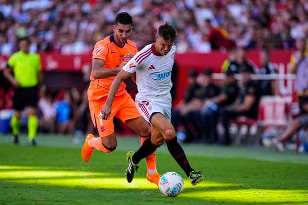 October 5, 2025, Sevilla, Sevilla, SPAIN: Ferran Torres of FC Barcelona, Barca and Cesar Azpilicueta of Sevilla FC in action during the Spanish league, LaLiga EA Sports, football match played between Sevilla FC and FC Barcelona at Ramon Sanchez-Pizjuan stadium on October 5, 2025, in Sevilla, Spain. Sevilla SPAIN - ZUMAa181 20251005_zaa_a181_223 Copyright: xJoaquinxCorcherox