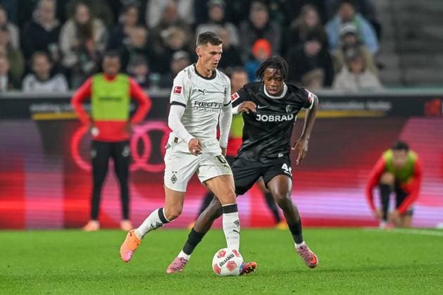 05 10 2025, Soccer 1 Bundesliga, Season 2025 2026, 06 Matchday, Borussia Moenchengladbach SC Freiburg at Borussia Park in Moenchengladbach duel between Yannik Engelhardt Borussia Moenchengladbach, 06 and Johan Manzambi SC Freiburg, 44 Important note In accordance with the regulations of the DFL German Football League and the DFB German Football Association, it is prohibited to utilize or have utilized photographs taken in the stadium and or of the match in the form of sequential images and or video-like photo series Foto Kirchner Media Thomas Haesler Copyright: xKirchner-Media ThomasxHaeslerx