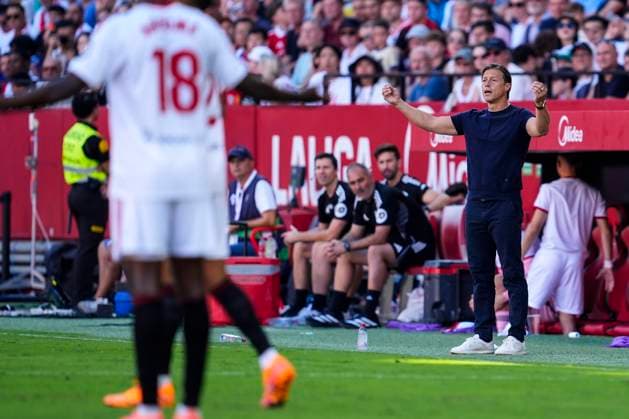 October 5, 2025, Sevilla, Sevilla, SPAIN: Matias Almeyda, head coach of Sevilla FC, gestures during the Spanish league, LaLiga EA Sports, football match played between Sevilla FC and FC Barcelona, Barca at Ramon Sanchez-Pizjuan stadium on October 5, 2025, in Sevilla, Spain. Sevilla SPAIN - ZUMAa181 20251005_zaa_a181_234 Copyright: xJoaquinxCorcherox