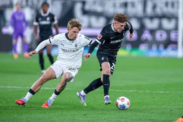 05 10 2025, Football, Borussia Mönchengladbach SC Freiburg, 1 Fußball Bundesliga, Borussia Park, Saison 2025 2026 Luca Netz Borussia Mönchengladbach 20 in duel against Philipp Treu SC Freiburg 29 DFB regulations prohibit any use of photographs as image sequences and or quasi video Nordrhein Westfalen Germany