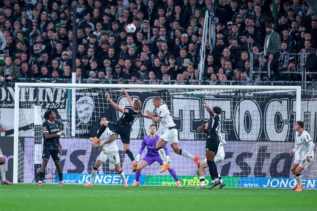 05 10 2025, Football, Borussia Mönchengladbach SC Freiburg, 1 Soccer Bundesliga, Borussia Park, Season 2025 2026 Philipp Lienhart SC Freiburg 03 in duel against Nico Elvedi Borussia Mönchengladbach 30 in penalty area DFB regulations prohibit any use of photographs as image sequences and or quasi video North Rhine-Westphalia Germany