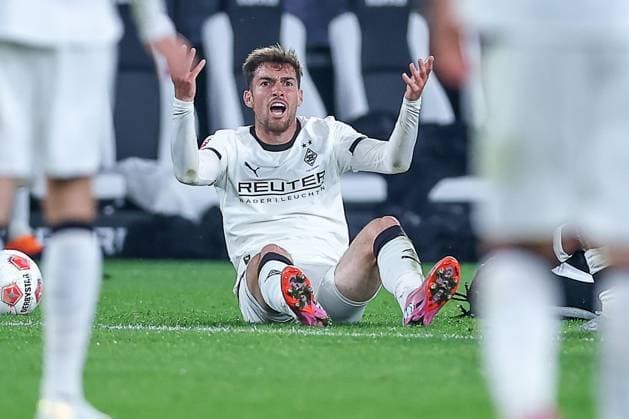 05 10 2025, Football, Borussia Mönchengladbach SC Freiburg, 1 Fußball Bundesliga, Borussia Park, Saison 2025 2026 Joe Scally Borussia Mönchengladbach 29 gesticulating sitting on the ground DFB regulations prohibit any use of photographs as image sequences and or quasi video Nordrhein Westfalen Germany