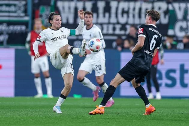 05 10 2025, Football, Borussia Mönchengladbach SC Freiburg, 1 Fußball Bundesliga, Borussia Park, Saison 2025 2026 Rocco Reitz Borussia Mönchengladbach 27 in duel against Patrick Osterhage SC Freiburg 06 DFB regulations prohibit any use of photographs as image sequences and or quasi video Nordrhein Westfalen Germany