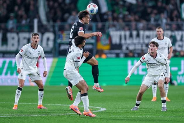 05 10 2025, Football, Borussia Mönchengladbach SC Freiburg, 1 Fußball Bundesliga, Borussia Park, Saison 2025 2026 Maximilian Eggestein SC Freiburg 08 in duel against Jens Castrop Borussia Mönchengladbach 17 DFB regulations prohibit any use of photographs as image sequences and or quasi video Nordrhein Westfalen Germany
