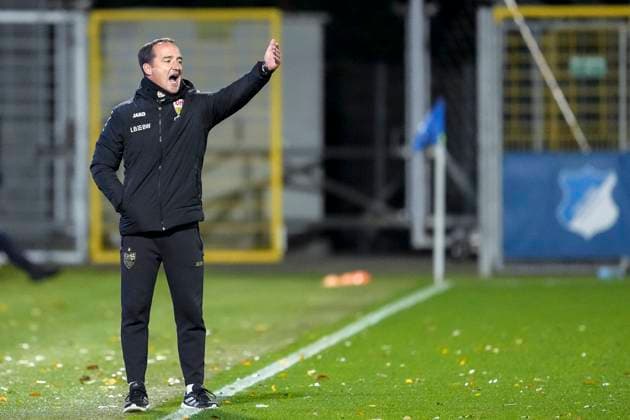 Nico Willig Coach, Head Coach, VfB II , gives instructions, gestures, gesticulates with arms, cropped, full body, single image, single photo, action, action, on the sidelines, 05 10 2025, Sinsheim Germany , Soccer, 3 Liga, TSG 1899 Hoffenheim II VfB Stuttgart II, DFB DFL REGULATIONS PROHIBIT ANY USE OF PHOTOGRAPHS AS IMAGE SEQUENCES AND OR QUASI VIDEO xozx