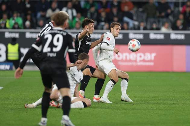 Mönchengladbach, Germany, 05 10 25 Maximilian Eggestein SC Freiburg and Florian Neuhaus Borussia Mönchengladbach fighting for the ball during the Bundesliga match between Borussia Mönchengladbach vs SC Freiburg at Borussia Park Mönchengladbach Stadion im Borussia Park North Rhine Westphalia Germany Copyright: xBrauer-Fotoagenturx xAdrianxSchlx