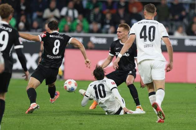 Mönchengladbach, Germany, 05 10 25 Maximilian Eggestein SC Freiburg and Florian Neuhaus Borussia Mönchengladbach fighting for the ball during the Bundesliga match between Borussia Mönchengladbach vs SC Freiburg at Borussia Park Mönchengladbach Stadion im Borussia Park North Rhine Westphalia Germany Copyright: xBrauer-Fotoagenturx xAdrianxSchlx