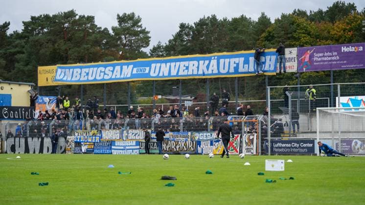 Soccer, Men, Season 2025 2026, Regionalliga Nordost, Matchday 11, FSV 63 Luckenwalde vs FC Carl Zeiss Jena, Saturday 05 10 2025, Werner Seelenbinder Stadion Luckenwalde, In the picture A view of the filling fan curve of FC Carl Zeiss Jena in the Luckenwalde guest block Brandenburg Germany