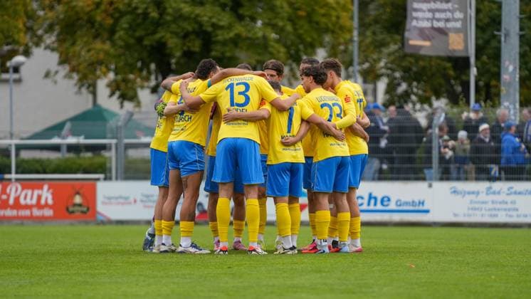 Soccer, Men, Season 2025 2026, Regionalliga Nordost, Matchday 11, FSV 63 Luckenwalde vs FC Carl Zeiss Jena, Saturday 05 10 2025, Werner Seelenbinder Stadion Luckenwalde, In the picture The team circle of FSV 63 Luckenwalde Brandenburg Germany
