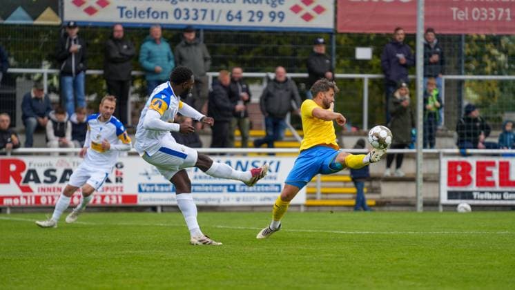 Soccer, Men, Season 2025 2026, Regionalliga Nordost, Matchday 11, FSV 63 Luckenwalde vs FC Carl Zeiss Jena, Saturday 05 10 2025, Werner Seelenbinder Stadion Luckenwalde, In the picture Malik Talabidi l Jena and Clemens Koplin r Luckenwalde Brandenburg Germany