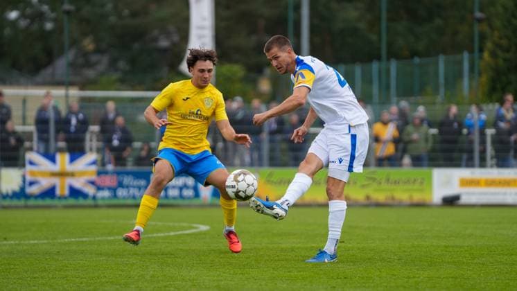 Soccer, Men, Season 2025 2026, Regionalliga Nordost, Matchday 11, FSV 63 Luckenwalde vs FC Carl Zeiss Jena, Saturday 05 10 2025, Werner Seelenbinder Stadion Luckenwalde, In the picture Max Hathaway l Luckenwalde and Moritz Fritz r jena Brandenburg Germany