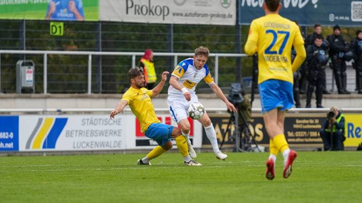 Soccer, Men, Season 2025 2026, Regionalliga Nordost, Matchday 11, FSV 63 Luckenwalde vs FC Carl Zeiss Jena, Saturday 05 10 2025, Werner Seelenbinder Stadion Luckenwalde, In the picture Clemens Koplin l Luckenwalde and Patrick Weihrauch r Jena Brandenburg Germany