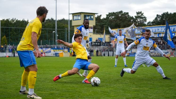 Soccer, Men, Season 2025 2026, Regionalliga Nordost, Matchday 11, FSV 63 Luckenwalde vs FC Carl Zeiss Jena, Saturday 05 10 2025, Werner Seelenbinder Stadion Luckenwalde, In the picture from left Max Hathaway Luckenwalde , Manasse Eshele Jena and Justin Schau Jena Brandenburg Germany