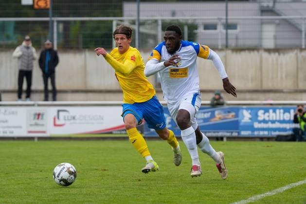 Soccer, Men, Season 2025 2026, Regionalliga Nordost, Matchday 11, FSV 63 Luckenwalde vs FC Carl Zeiss Jena, Saturday 05 10 2025, Werner Seelenbinder Stadion Luckenwalde, In the picture Phillip König l Luckenwalde and Malik Talabidi r Jena Brandenburg Germany