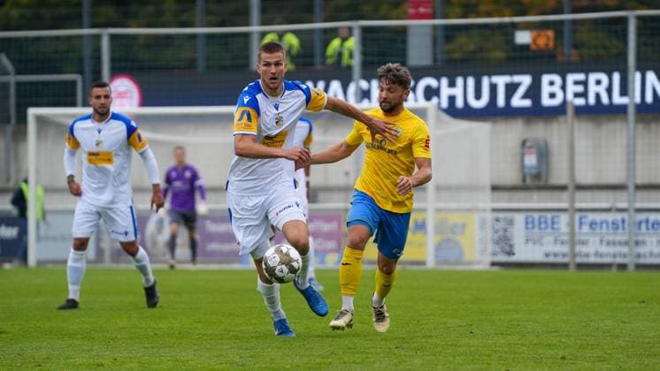 Soccer, Men, Season 2025 2026, Regionalliga Nordost, Matchday 11, FSV 63 Luckenwalde vs FC Carl Zeiss Jena, Saturday 05 10 2025, Werner Seelenbinder Stadion Luckenwalde, In the picture Moritz Fritz l Jena and Clemens Koplin r Luckenwalde Brandenburg Germany
