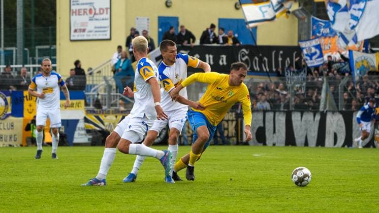 Soccer, Men, Season 2025 2026, Regionalliga Nordost, Matchday 11, FSV 63 Luckenwalde vs FC Carl Zeiss Jena, Saturday 05 10 2025, Werner Seelenbinder Stadion Luckenwalde, In the picture from l Sören Reddemann Jena , Moritz Fritz Jena and Simon Gollnack Luckenwalde Brandenburg Germany