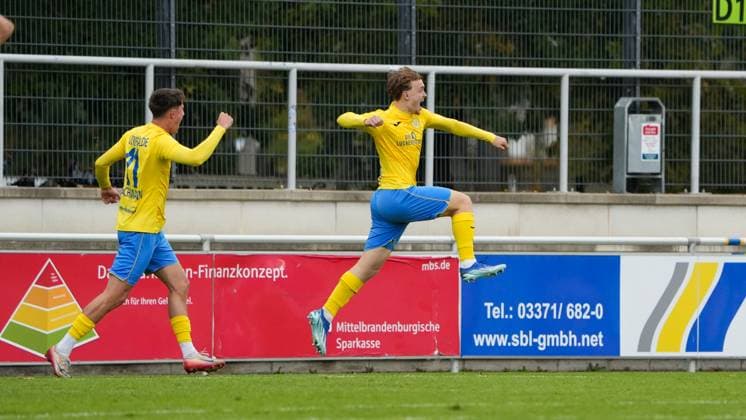 Soccer, Men, Season 2025 2026, Regionalliga Nordost, Matchday 11, FSV 63 Luckenwalde vs FC Carl Zeiss Jena, Saturday 05 10 2025, Werner Seelenbinder Stadion Luckenwalde, In the picture Great jubilation at FSV 63 Luckenwalde around goalscorer Remo Merke r after the late 1 1 equalizer Brandenburg Germany