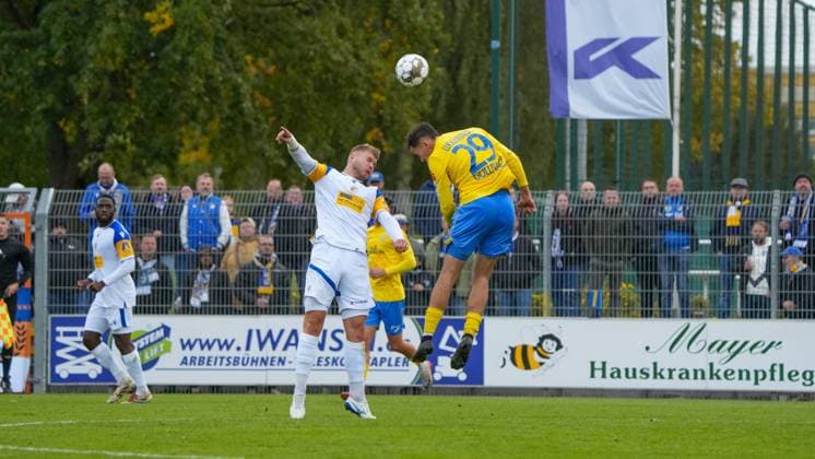 Soccer, Men, Season 2025 2026, Regionalliga Nordost, Matchday 11, FSV 63 Luckenwalde vs FC Carl Zeiss Jena, Saturday 05 10 2025, Werner Seelenbinder Stadion Luckenwalde, In the picture Maxim Hessel l Jena and Simon Gollnack r Luckenwalde Brandenburg Germany
