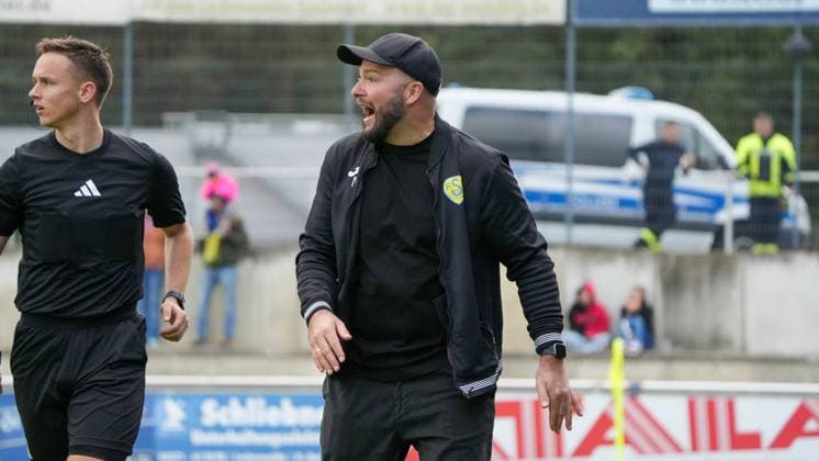 Soccer, Men, Season 2025 2026, Regionalliga Nordost, Matchday 11, FSV 63 Luckenwalde vs FC Carl Zeiss Jena, Saturday 05 10 2025, Werner Seelenbinder Stadion Luckenwalde, In the picture Michael Braune coach Luckenwalde emotionally active on the sideline Brandenburg Germany