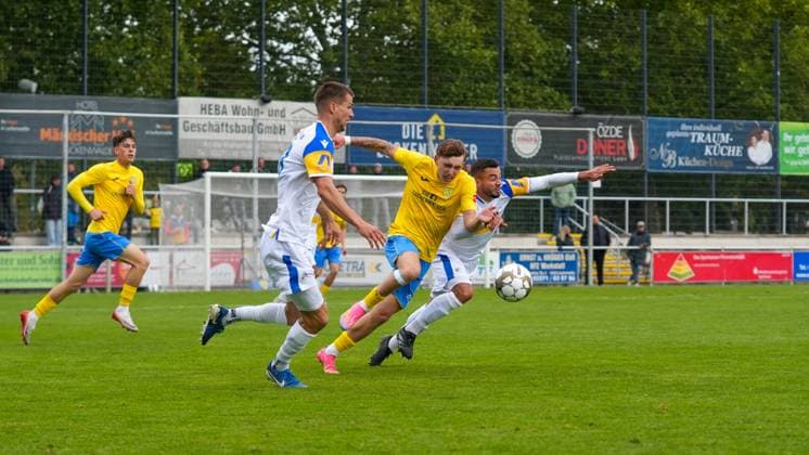 Soccer, Men, Season 2025 2026, Regionalliga Nordost, Matchday 11, FSV 63 Luckenwalde vs FC Carl Zeiss Jena, Saturday 05 10 2025, Werner Seelenbinder Stadion Luckenwalde, In the picture Tim Schleinitz l Luckenwalde and Justin Schau r Jena Brandenburg Germany