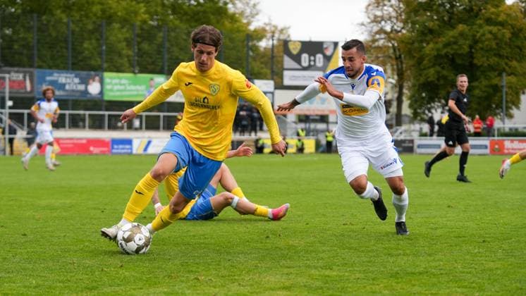 Soccer, Men, Season 2025 2026, Regionalliga Nordost, Matchday 11, FSV 63 Luckenwalde vs FC Carl Zeiss Jena, Saturday 05 10 2025, Werner Seelenbinder Stadion Luckenwalde, In the picture Phillip König l Luckenwalde and Justin Schau r Jena Brandenburg Germany