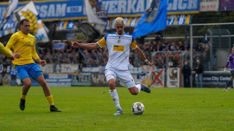 Soccer, Men, Season 2025 2026, Regionalliga Nordost, Matchday 11, FSV 63 Luckenwalde vs FC Carl Zeiss Jena, Saturday 05 10 2025, Werner Seelenbinder Stadion Luckenwalde, In the picture Simon Gollnack l Luckenwalde and Sören Reddemann r Jena Brandenburg Germany