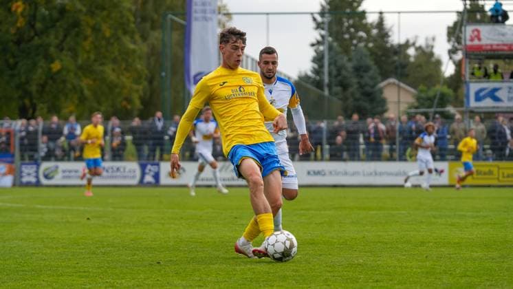 Soccer, Men, Season 2025 2026, Regionalliga Nordost, Matchday 11, FSV 63 Luckenwalde vs FC Carl Zeiss Jena, Saturday 05 10 2025, Werner Seelenbinder Stadion Luckenwalde, In the picture Tim Maciejewski l Luckenwalde and Justin Schau r Jena Brandenburg Germany