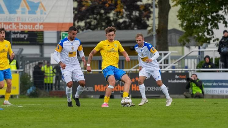 Soccer, Men, Season 2025 2026, Regionalliga Nordost, Matchday 11, FSV 63 Luckenwalde vs FC Carl Zeiss Jena, Saturday 05 10 2025, Werner Seelenbinder Stadion Luckenwalde, In the picture from left Justin Schau Jena , Tim Schleinitz Luckenwalde and Maxim Hessel Jena Brandenburg Germany