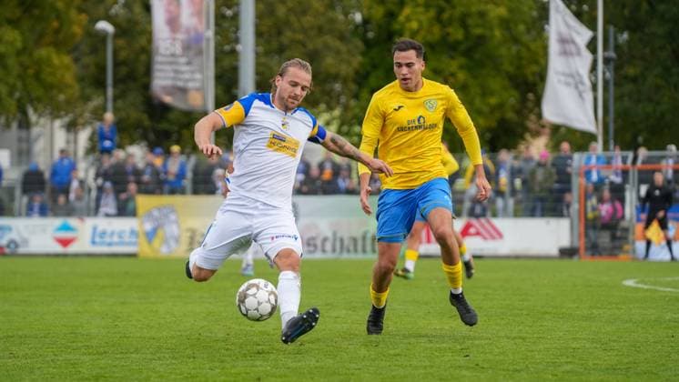 Soccer, Men, Season 2025 2026, Regionalliga Nordost, Matchday 11, FSV 63 Luckenwalde vs FC Carl Zeiss Jena, Saturday 05 10 2025, Werner Seelenbinder Stadion Luckenwalde, In the picture Nils Butzen l Jena and Simon Gollnack r Luckenwalde Brandenburg Germany