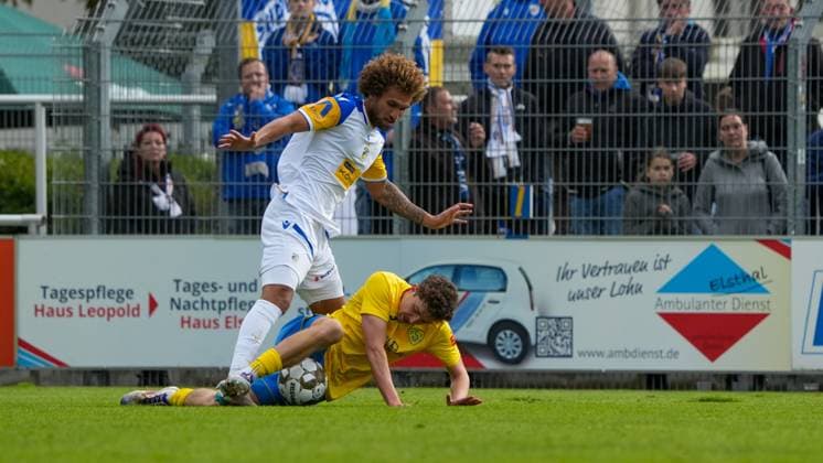 Soccer, Men, Season 2025 2026, Regionalliga Nordost, Matchday 11, FSV 63 Luckenwalde vs FC Carl Zeiss Jena, Saturday 05 10 2025, Werner Seelenbinder Stadion Luckenwalde, In the picture Kevin Lenkfort l Jena and Sofiene Jannene r Luckenwalde Brandenburg Germany