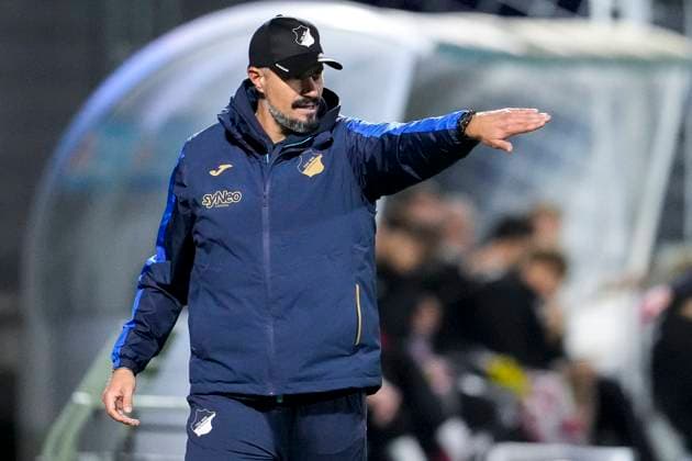 Stefan Kleineheismann coach, head coach, TSG II , gives instructions, gestures, gesticulates with arms, single image, single photo, action, action, 05 10 2025, Sinsheim Germany , Football, 3 Liga, TSG 1899 Hoffenheim II VfB Stuttgart II, DFB DFL REGULATIONS PROHIBIT ANY USE OF PHOTOGRAPHS AS IMAGE SEQUENCES AND OR QUASI VIDEO xozx