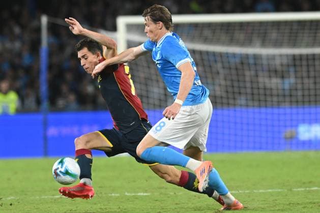 Scott McTominay of SSC Napoli competes for the ball with Walid Ceddira of SSC Napoli during the Serie A Enelive between SSC Napoli vs Genoa CFC at Diego Armando Maradona Stadium  Copyright: xDaniloxGemito IPAxSportx xipa-agency.netx xx IPA_66197683 IPA_Agency_IPA66197683