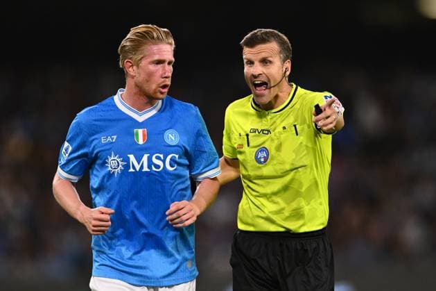 Kevin De Bruyne of S.S.C. Napoli and Referee Federico La Penna participates in the 6th day of the Serie A Championship between S.S.C. Napoli and Genoa C.F.C. at the Diego Armando Maradona Stadium on October 5, 2025 in Naples, Italy.  Copyright: xDomenicoxCippitelli IPAxSportx xipa-agency.netx xx IPA_66198216 IPA_Agency_IPA66198216