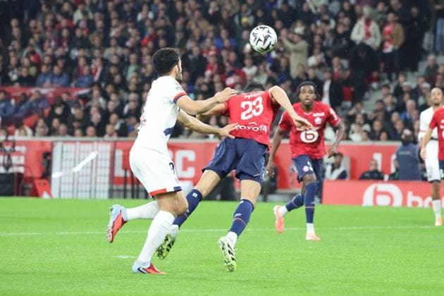FOOTBALL : LOSC Lille vs PSG - Ligue 1 J7 - 05 10 2025 AÃ¯ssa MANDI (LOSC Lille) lors du match LOSC Lille vs PSG, Ligue 1 J7, Decathlon Arena stade Pierre Mauroy, le 5 octobre 2025 - photo Laurent Sanson PsnewZ  Copyright: xLaurentxSANSONx xPsnewZx