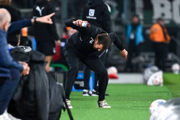 Coach Julian Schuster SC Freiburg angrily throws a bottle to the ground 05 10 2025, Soccer 1 Bundesliga, Season 2025 2026, Matchday 6, Borussia Mönchengladbach SC Freiburg DFL regulations prohibit any use of photographs as image sequences and or quasi video Moenchengladbach Borussia Park Nordrhein Westfalen Germany Team2