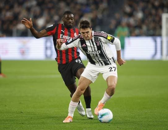 Andrea Cambiaso of Juventus FC and Youssouf Fofana of AC Milan during the Italian Serie A, 2025-2026 season, football match between Juventus FC and AC Milan on 05 October 2025 at Juventus Stadium, Turin, Italy. Photo Nderim Kaceli  Copyright: xNderimxKaceli IPAxSportx xipa-agency.netx xx IPA_66202157 IPA_Agency_IPA66202157